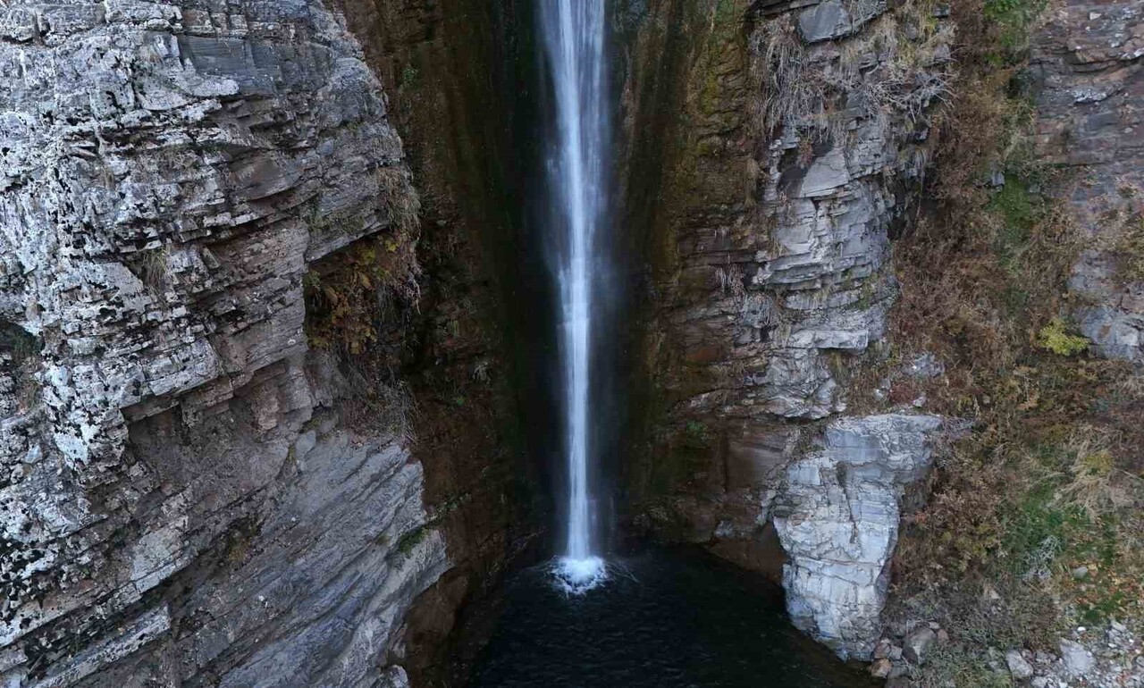 BİTLİS’İN MUTKİ İLÇESİNE BAĞLI GÜMÜŞKANAT KÖYÜ YAKINLARINDA BULUNAN VE YAKLAŞIK 60 METRE...
