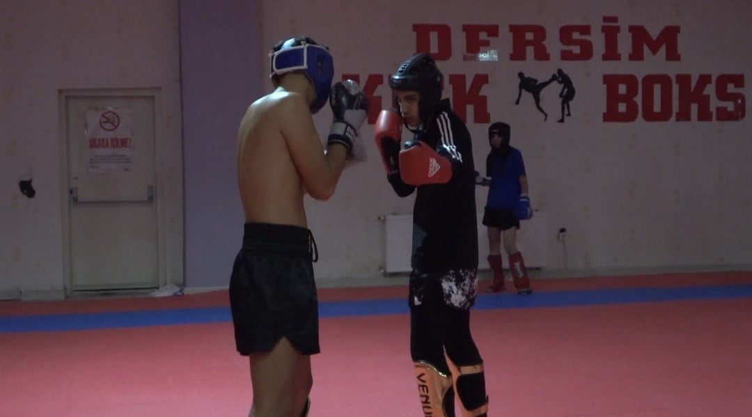 BİTLİS’İN TATVAN İLÇESİNDE DÜZENLENEN MUAYTHAİ ULUSLARARASI PROFESYONEL MÜSABAKALARI’NDA RİNGE...