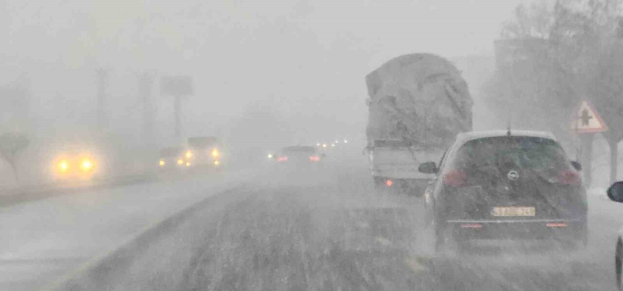 BİTLİS’İN TATVAN İLÇESİNDE ETKİLİ OLAN KAR YAĞIŞI HAYATI DURMA NOKTASINA GETİRDİ.