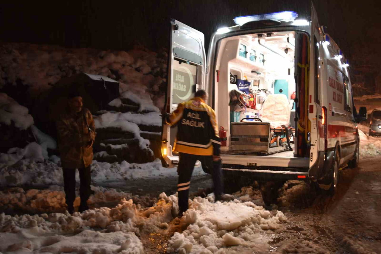 BİTLİS MERKEZE BAĞLI ÇELTİKLİ KÖYÜNDE ATEŞLENEN 7 AYLIK BEBEK, MELİSA ÇAPRAK EKİPLERİN KARDAN...
