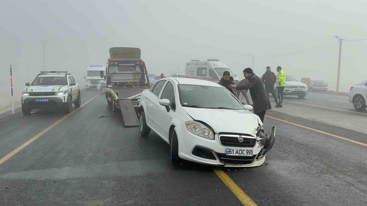 BİTLİS-TATVAN YOLU ÜZERİNDEKİ RAHVA MEVKİİNDE YOĞUN SİSİN ETKİLİ OLMASI SEBEBİYLE DÖRT ARACIN...