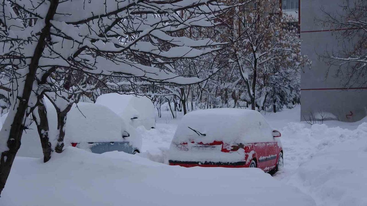 BİTLİS’TE ETKİLİ OLAN YOĞUN KAR YAĞIŞI, HAYATI OLUMSUZ ETKİLEMEYE DEVAM EDERKEN İL GENELİNDE...