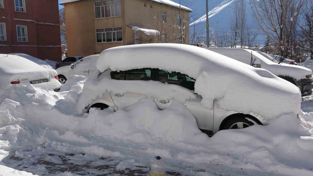 BİTLİS’TE ETKİLİ OLAN YOĞUN KAR YAĞIŞI, HAYATI OLUMSUZ ETKİLEMEYE DEVAM EDERKEN İL GENELİNDE...