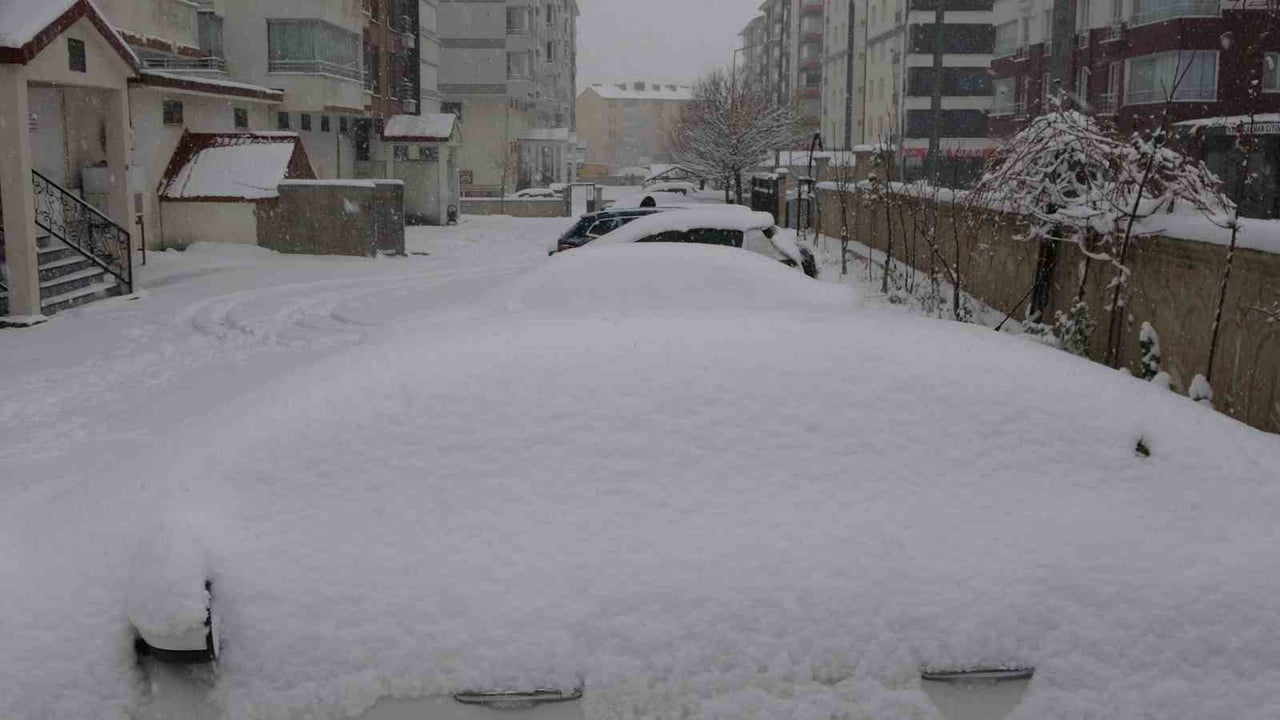 BİTLİS’TE GECE SAATLERİNDE BAŞLAYAN VE SABAH DA ETKİSİNİ SÜRDÜREN KAR YAĞIŞI KENTTE HAYATI OLUMSUZ...