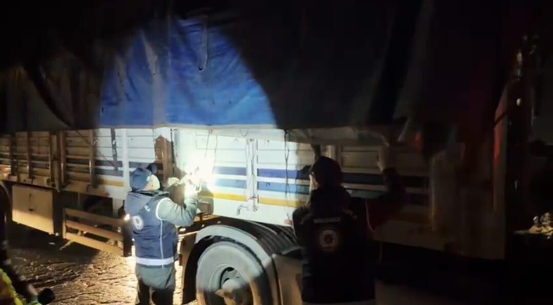 BİTLİS’TE GÜVENLİK GÜÇLERİNİN YAPTIĞI DENETİMLERDE BİR TIRIN DORSESİNDE GİZLENMİŞ HALDE 31...