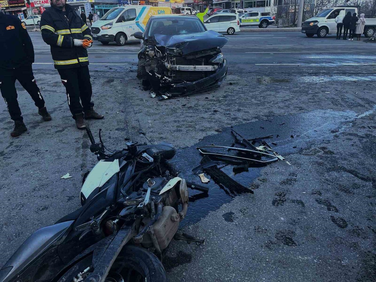 BİTLİS’TE OTOMOBİL İLE MOTOSİKLETİN KAFA KAFAYA ÇARPIŞMASI SONUCU MEYDANA GELEN TARİK KAZASINDA...