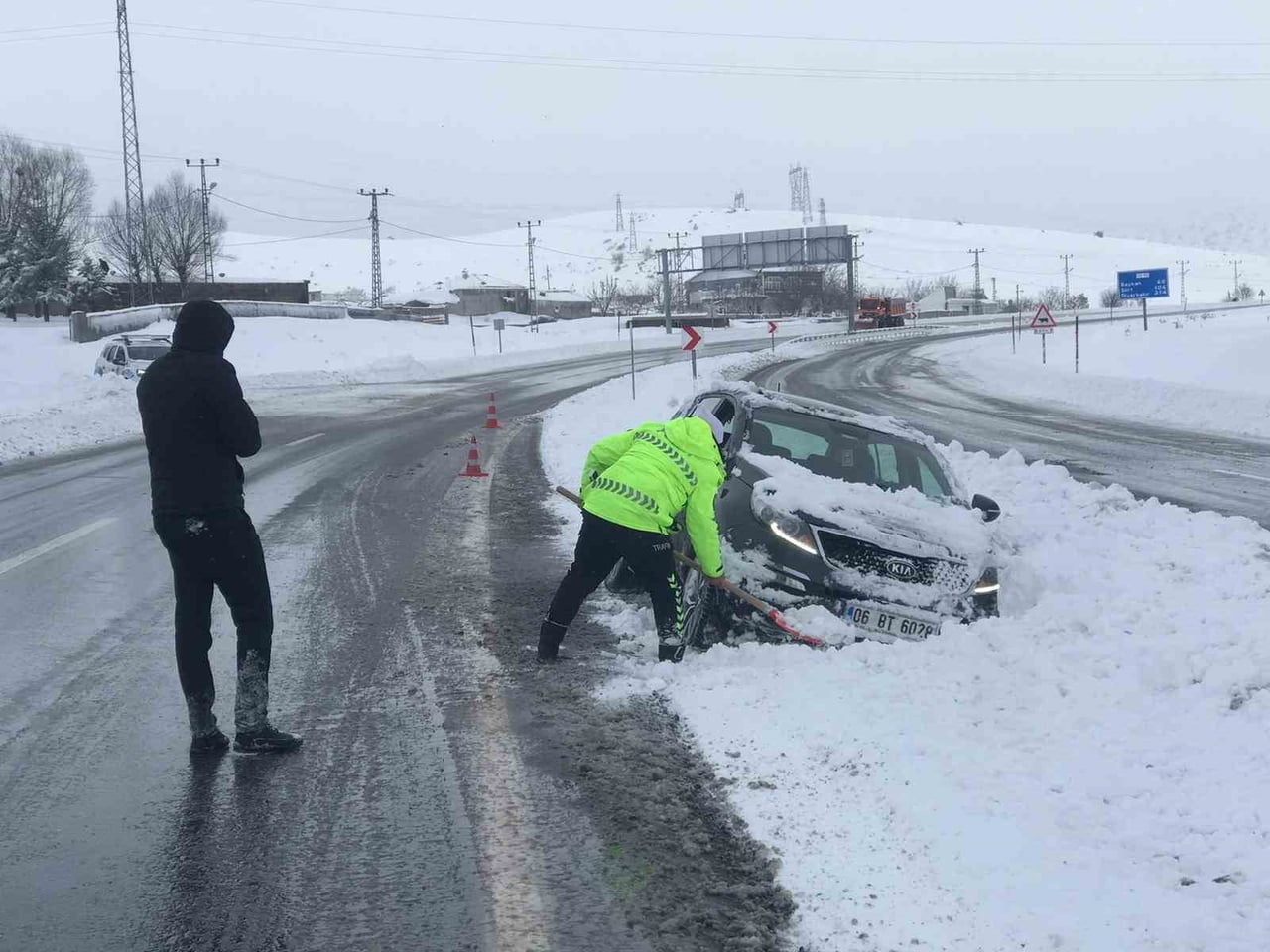 BİTLİS’TE YOĞUN KAR YAĞIŞI, KENT GENELİNDE HAYATI OLUMSUZ ETKİLERKEN BAZI SÜRÜCÜLER YOLDA MAHSUR...