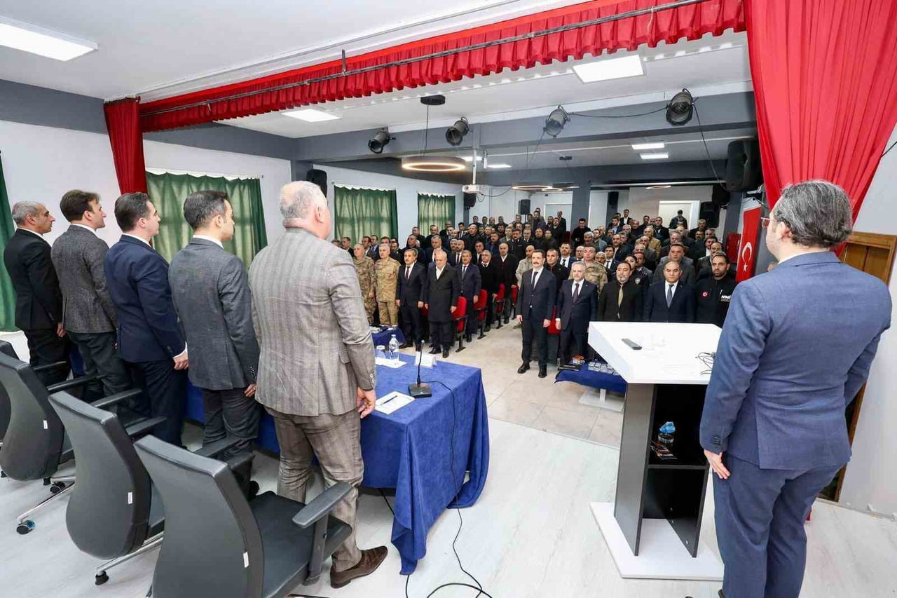 BİTLİS VALİSİ AHMET KARAKAYA BAŞKANLIĞINDA "GÜROYMAK İLÇE KOORDİNASYON, İSTİŞARE VE MUHTARLAR...