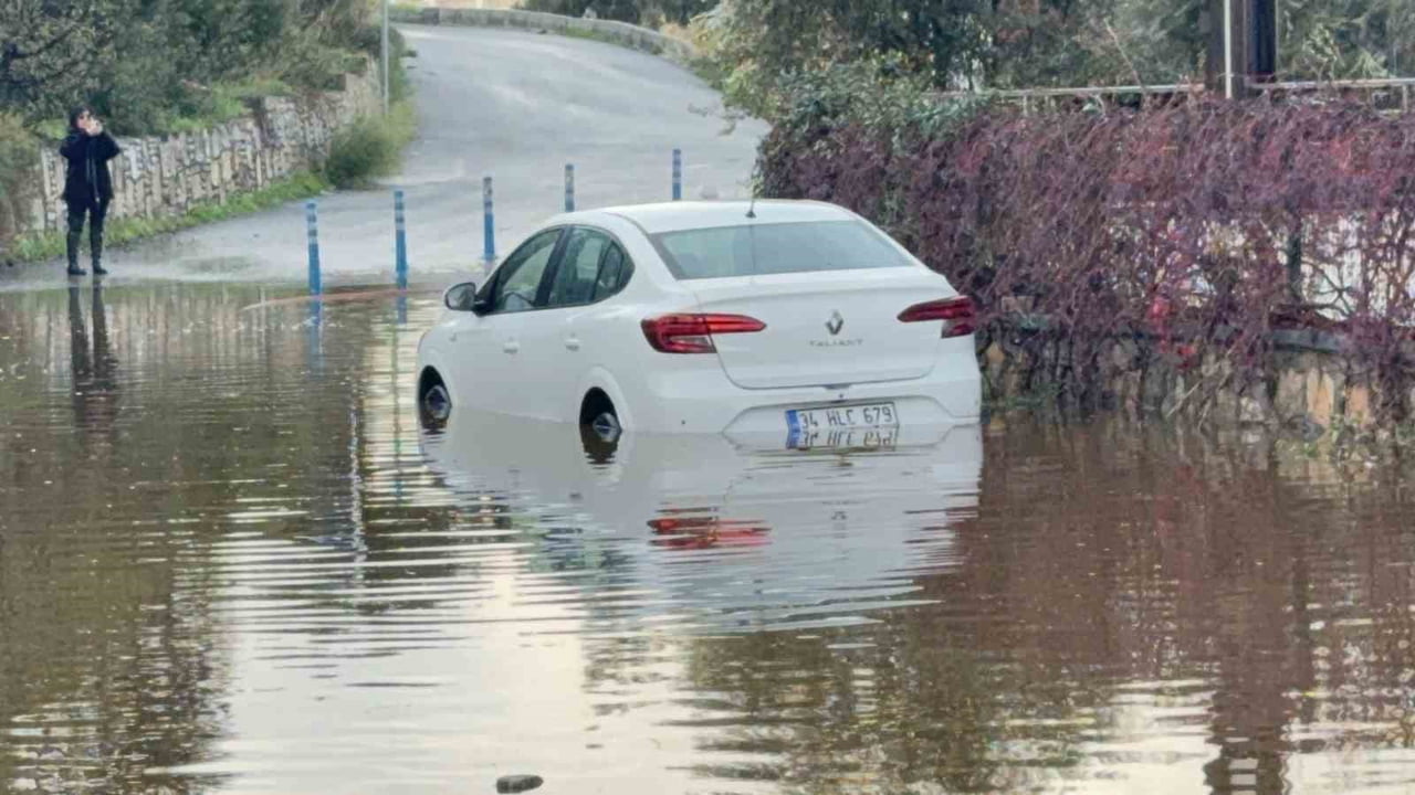 BODRUM’DA SAĞANAK ETKİSİNİ ARTIRDI: GECE YARISI ÇÖKEN İSTİNAT DUVARI 6 HANEYİ BOŞALTTI