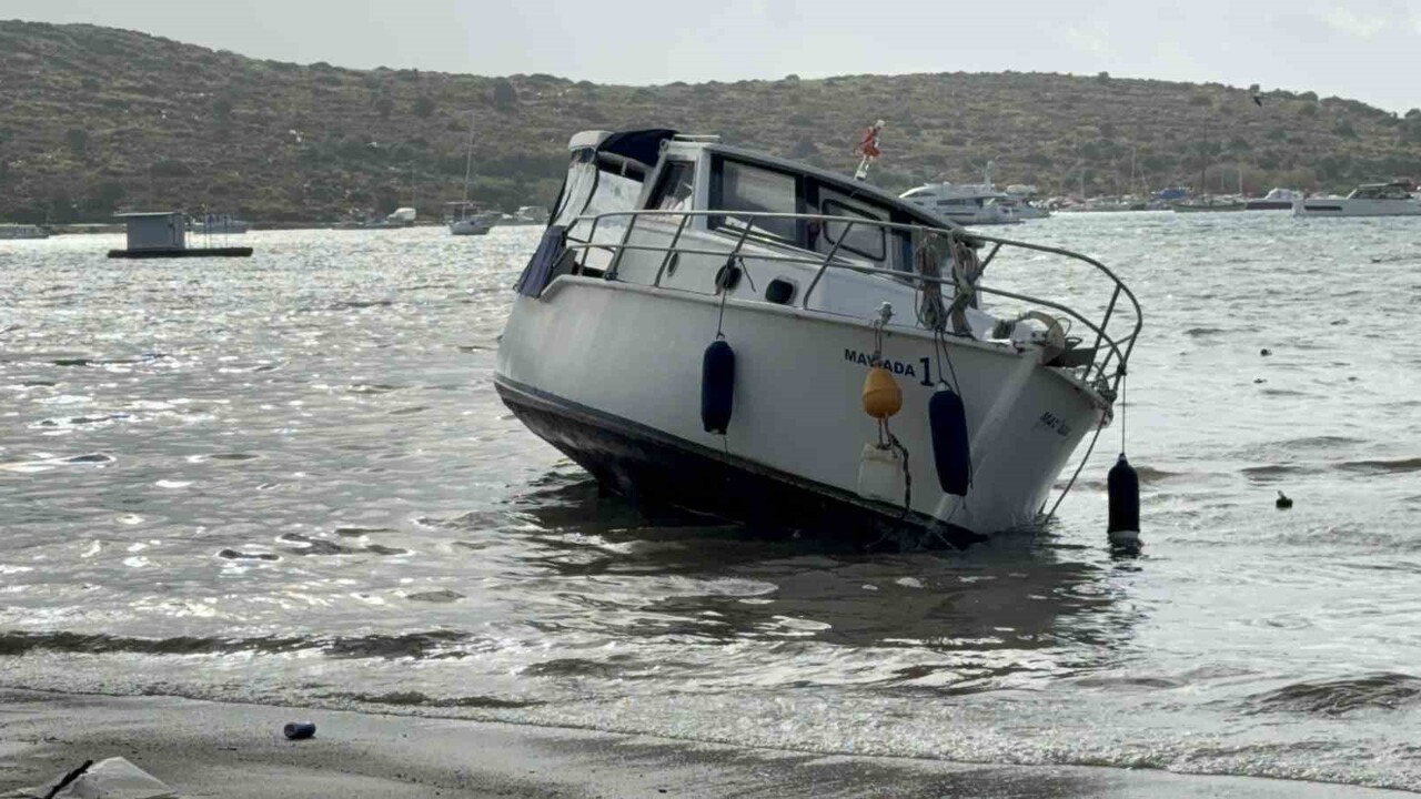 BODRUM’DA SELİN ARDINDAN FIRTINA: TEKNELER KARAYA OTURDU, DENİZİN RENGİ DEĞİŞTİ