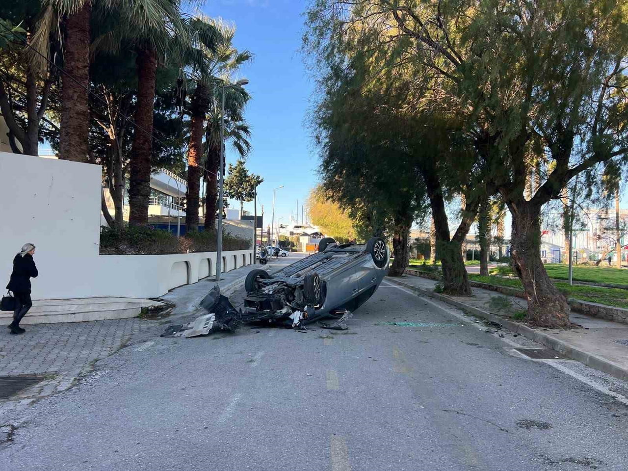 BODRUM’DA TAKLA ATAN ARAÇTAN BURNU BİLE KANAMADI ÇIKTI