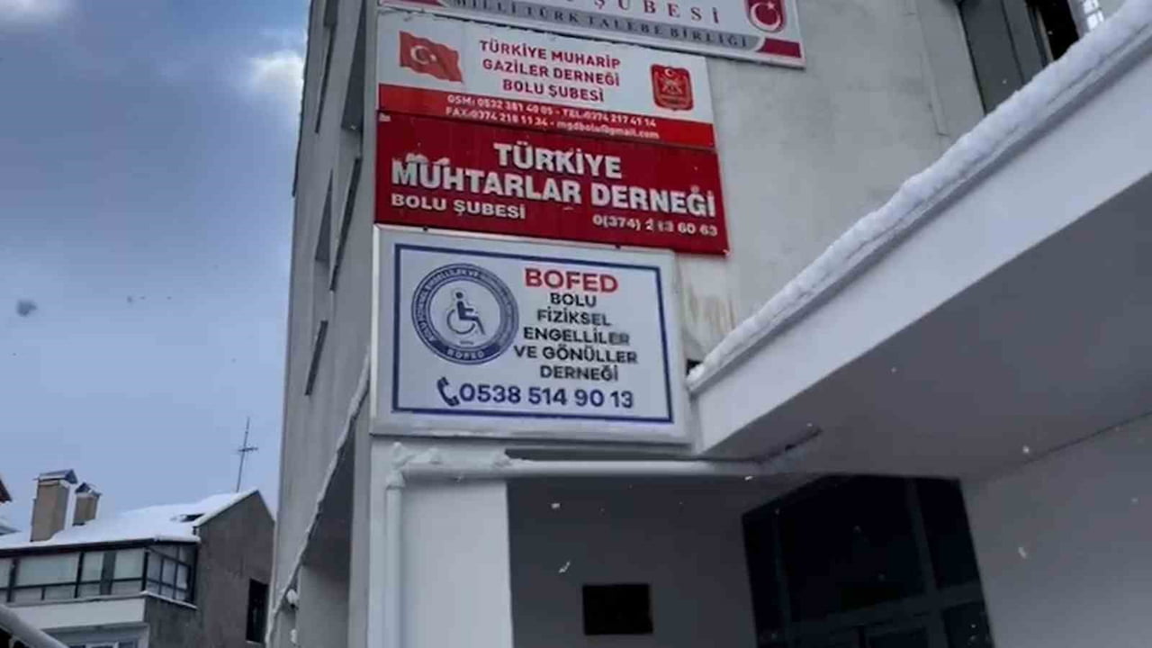 BOFED BİNASINA GİRMEYE ÇALIŞAN KİMLİĞİ BELİRSİZ ŞÜPHELİLER, KAPIYI AÇAMAYINCA DERNEĞE AİT MASA VE...