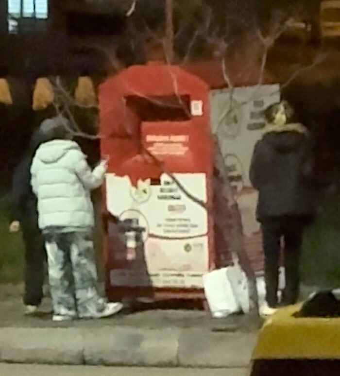 BOLU'DA KAPAĞINI ZORLAYARAK AÇTIKLARI GİYSİ KUMBARASINDAN KIYAFET ALAN KİŞİLER CEP TELEFONU...