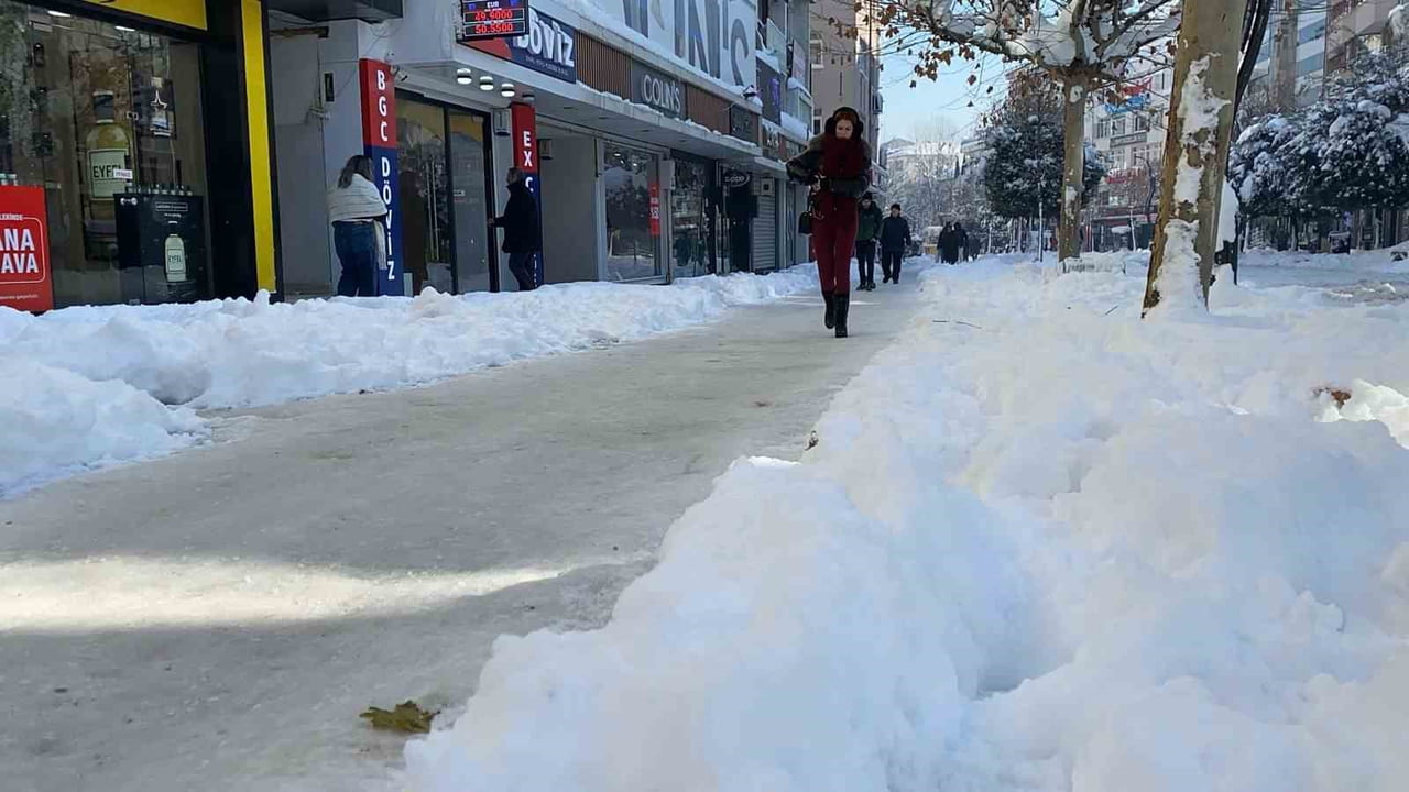 BOLU'DA YOLLAR BUZ TUTTU, VATANDAŞLAR YÜRÜMEKTE GÜÇLÜK ÇEKTİ.