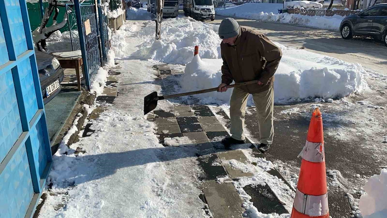 BOLU'DA YOLLAR BUZ TUTTU, VATANDAŞLAR YÜRÜMEKTE GÜÇLÜK ÇEKTİ.