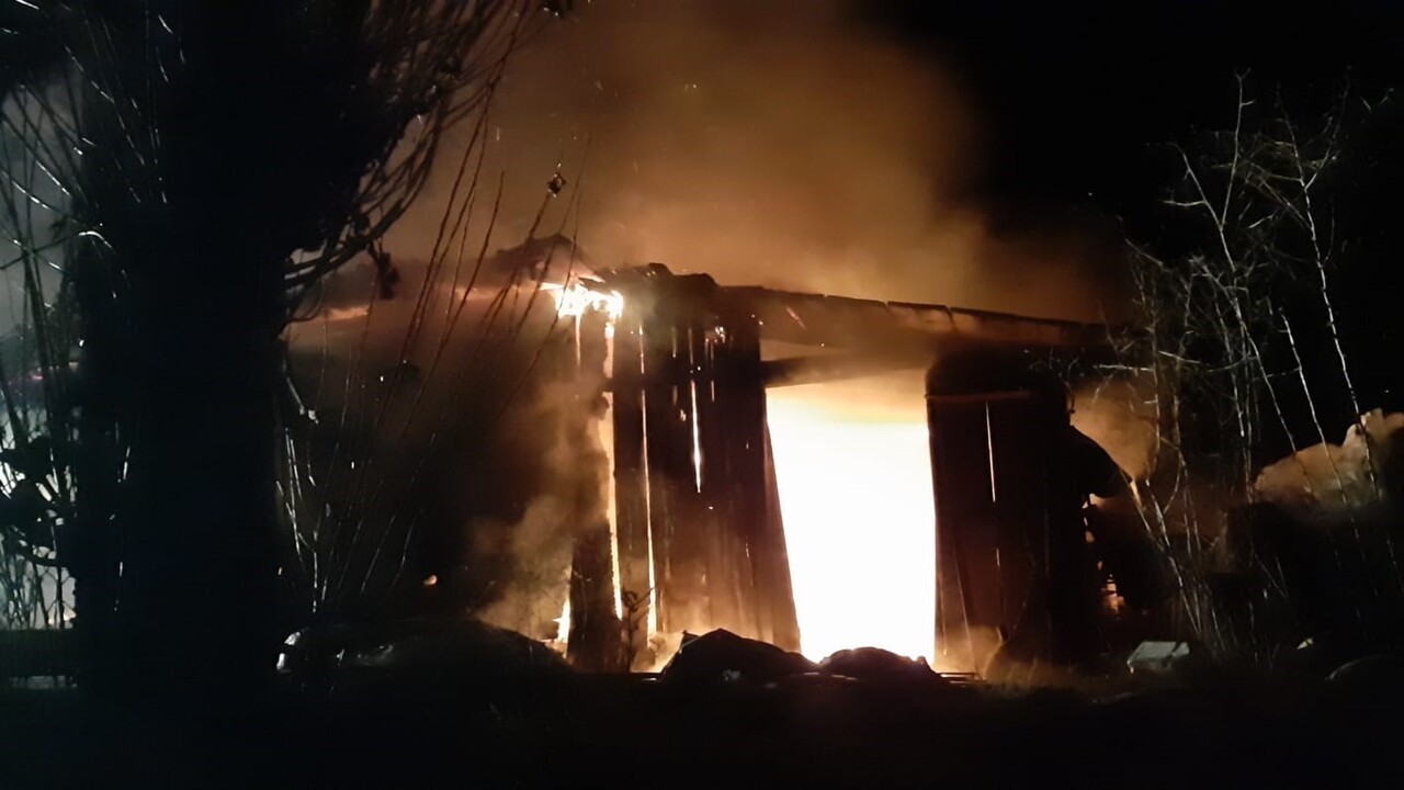 BOLU'NUN MUDURNU İLÇESİNDE BOŞ BİR HİNDİ KÜMESİNDE  ÇIKAN YANGIN SEBEBİYLE BAKICI ODASI KÜLE...