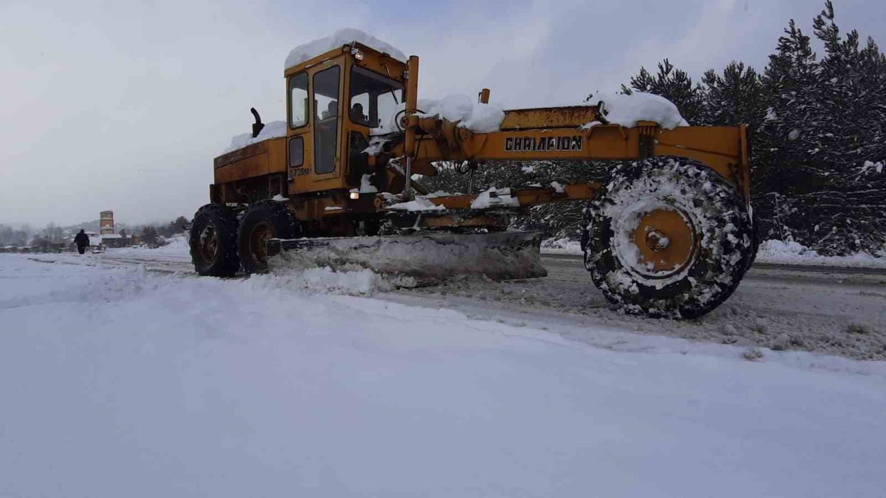 BOLU'NUN MUDURNU İLÇESİNDE YAŞAYAN BİR KİŞİ, ETKİLİ OLAN KAR YAĞIŞI NEDENİYLE KAPANAN KÖY...