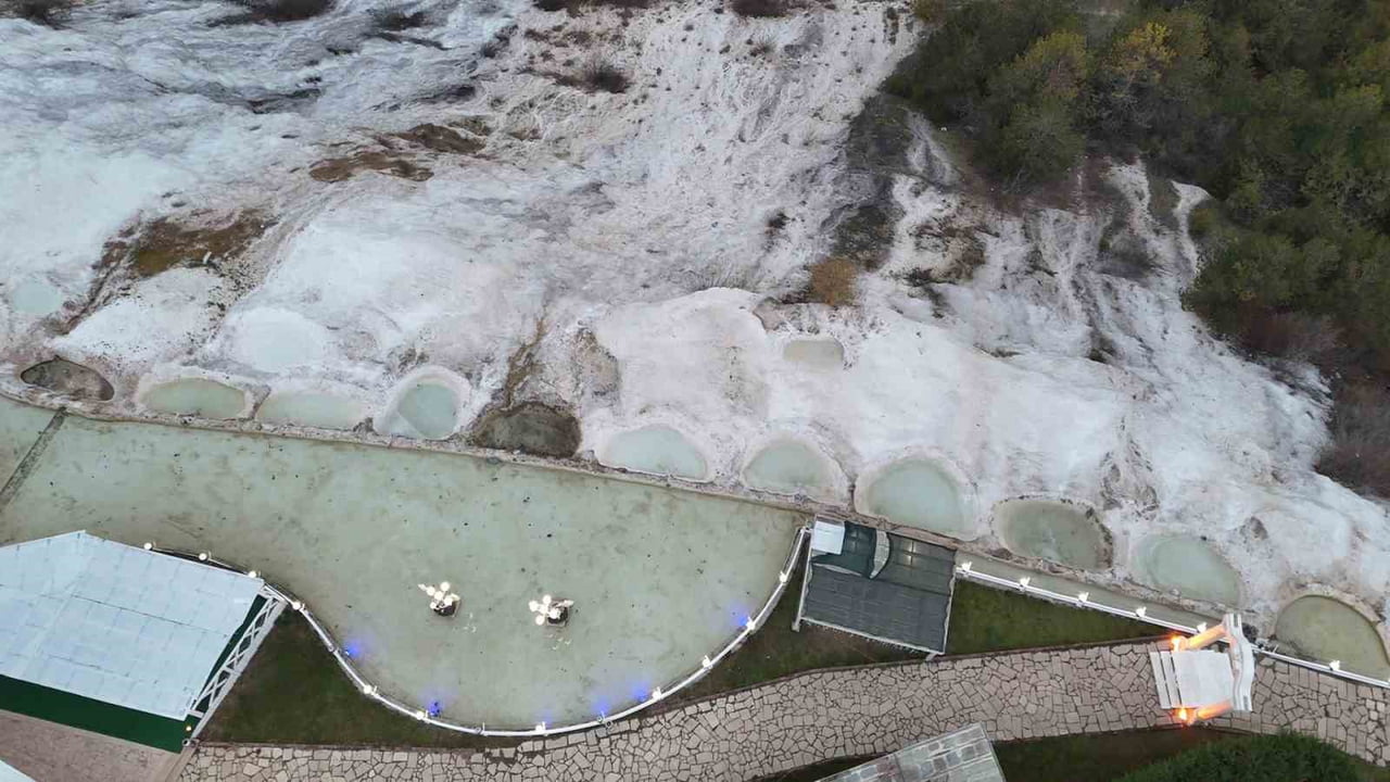 BOLU’DA, 'KÜÇÜK PAMUKKALE' OLARAK BİLİNEN VE DOĞAL GÜZELLİĞİYLE HAYRAN BIRAKAN AKKAYA...
