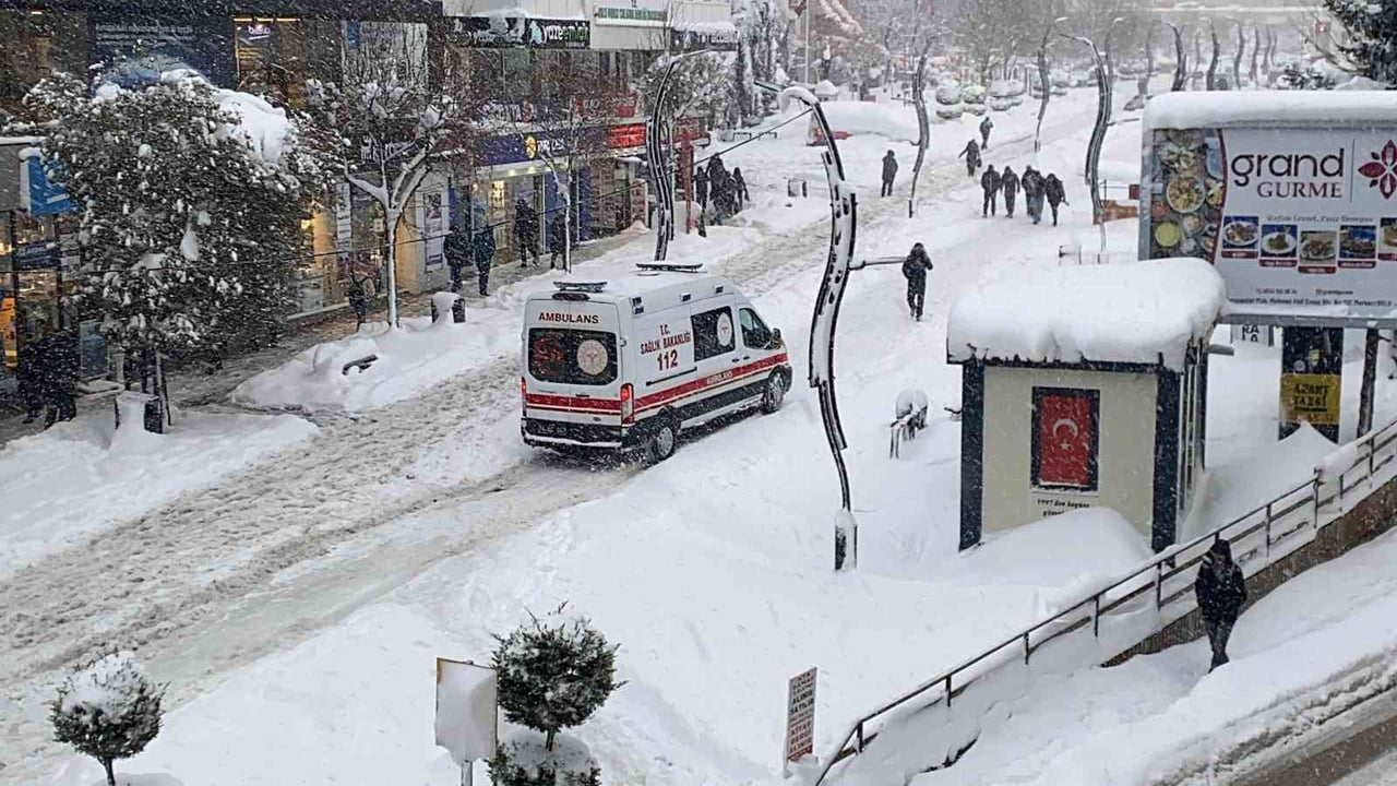 BOLU’DA 3 GÜNDÜR ARALIKSIZ DEVAM EDEN YOĞUN KAR YAĞIŞI NEDENİYLE İZZET BAYSAL CADDESİ’NDE...
