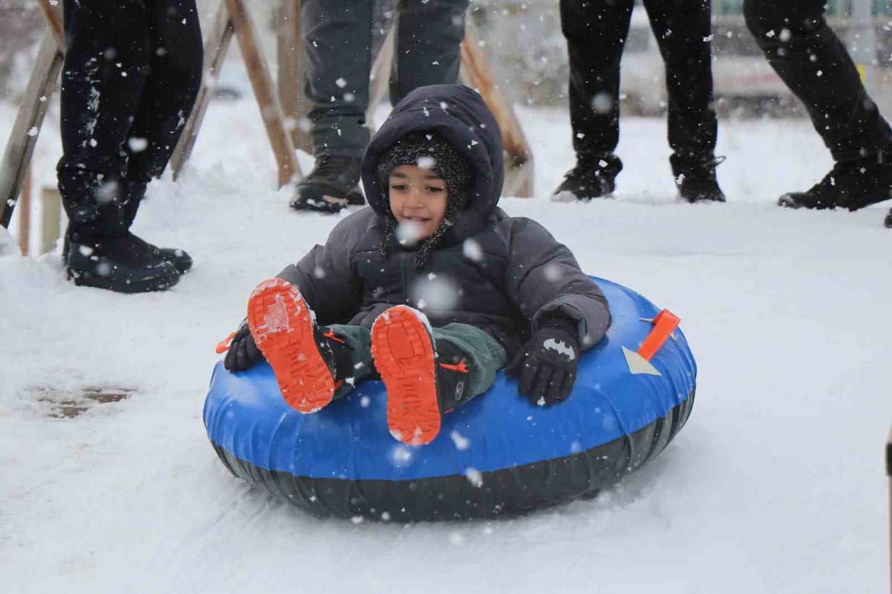 BOLU’DA 3 GÜNDÜR ETKİLİ OLAN YOĞUN KAR YAĞIŞI VE BUZLANMA RİSKİ NEDENİYLE İL GENELİNDE...
