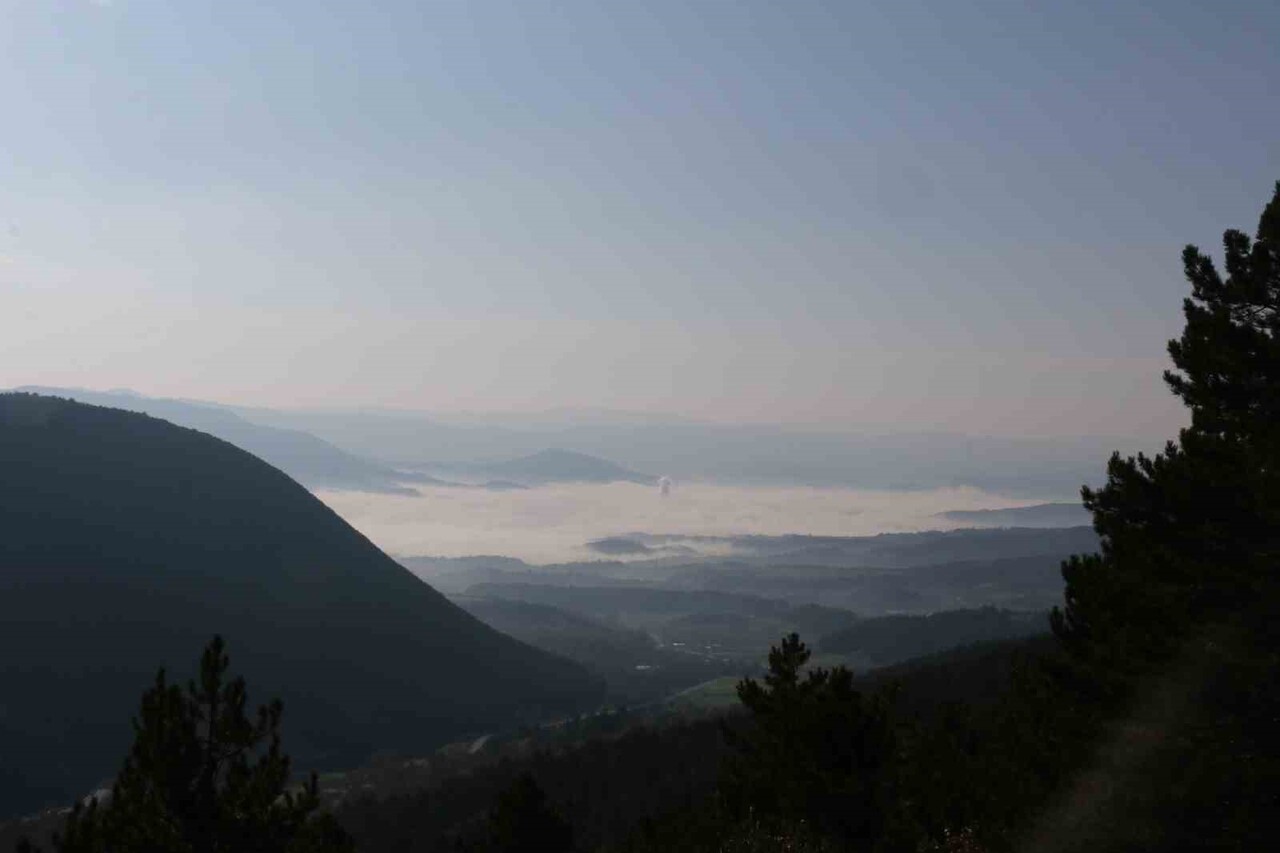 BOLU’DA ABANT GÖLÜ MİLLİ PARKI’NIN YÜKSEK TEPELERİNDEN SİS TABAKASI ALTINDA KALAN TARİHİ MUDURNU...