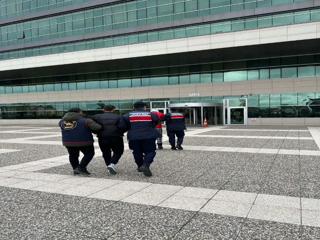 BOLU’DA BİR EVE GİREREK EŞYA ÇALAN HIRSIZLAR, JANDARMA EKİPLERİNİN OPERASYONU SONUCUNDA YAKALANDI....