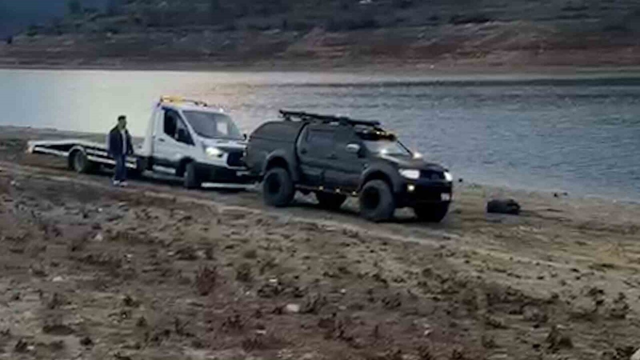 BOLU’DA ÇAMURA SAPLANAN OTO KURTARMA ARACI, PİKAP ARACIYLA ÇAMURDAN KURTARILDI.