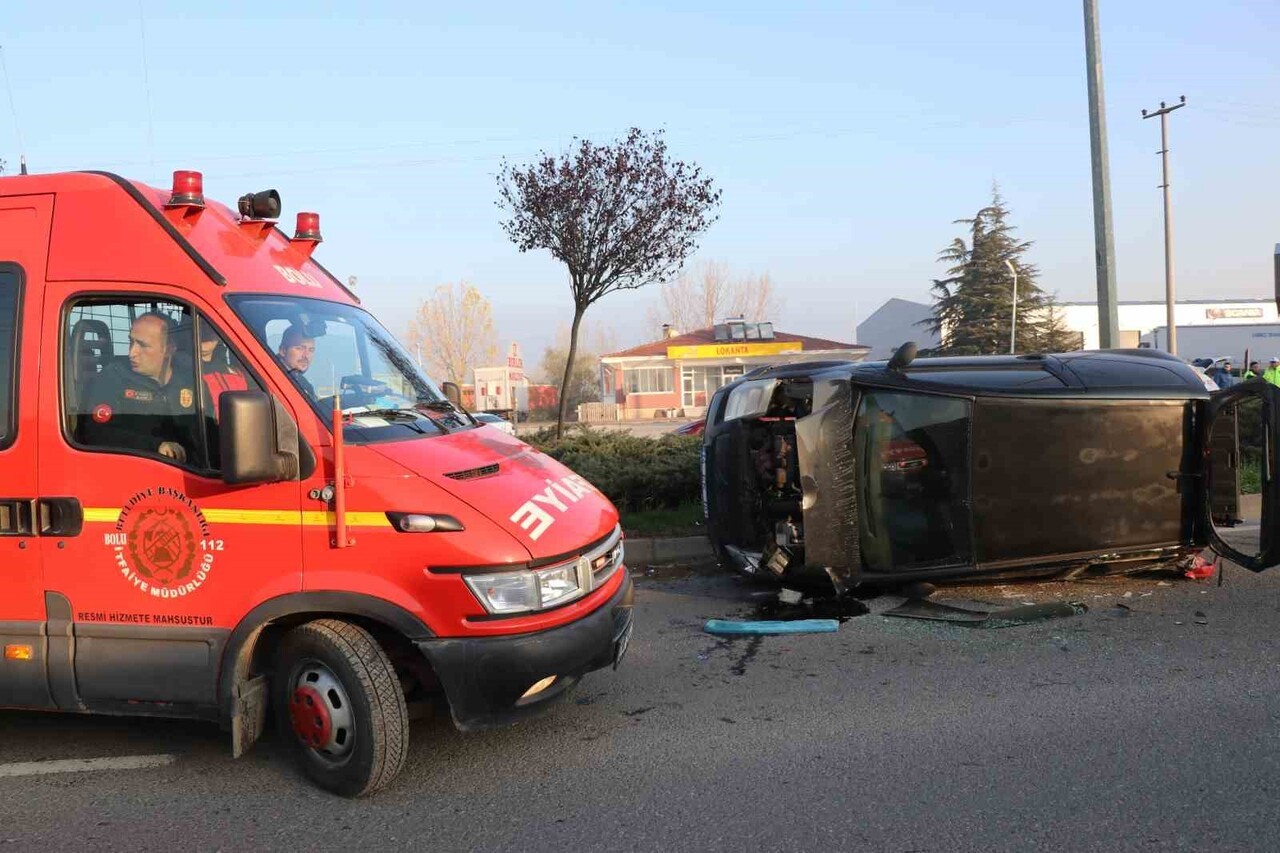 BOLU’DA D-100 KARA YOLUNDA DİREKSİYON HAKİMİYETİNİ KAYBEDEN BİR OTOMOBİL, ORTA REFÜJE ÇARPARAK...