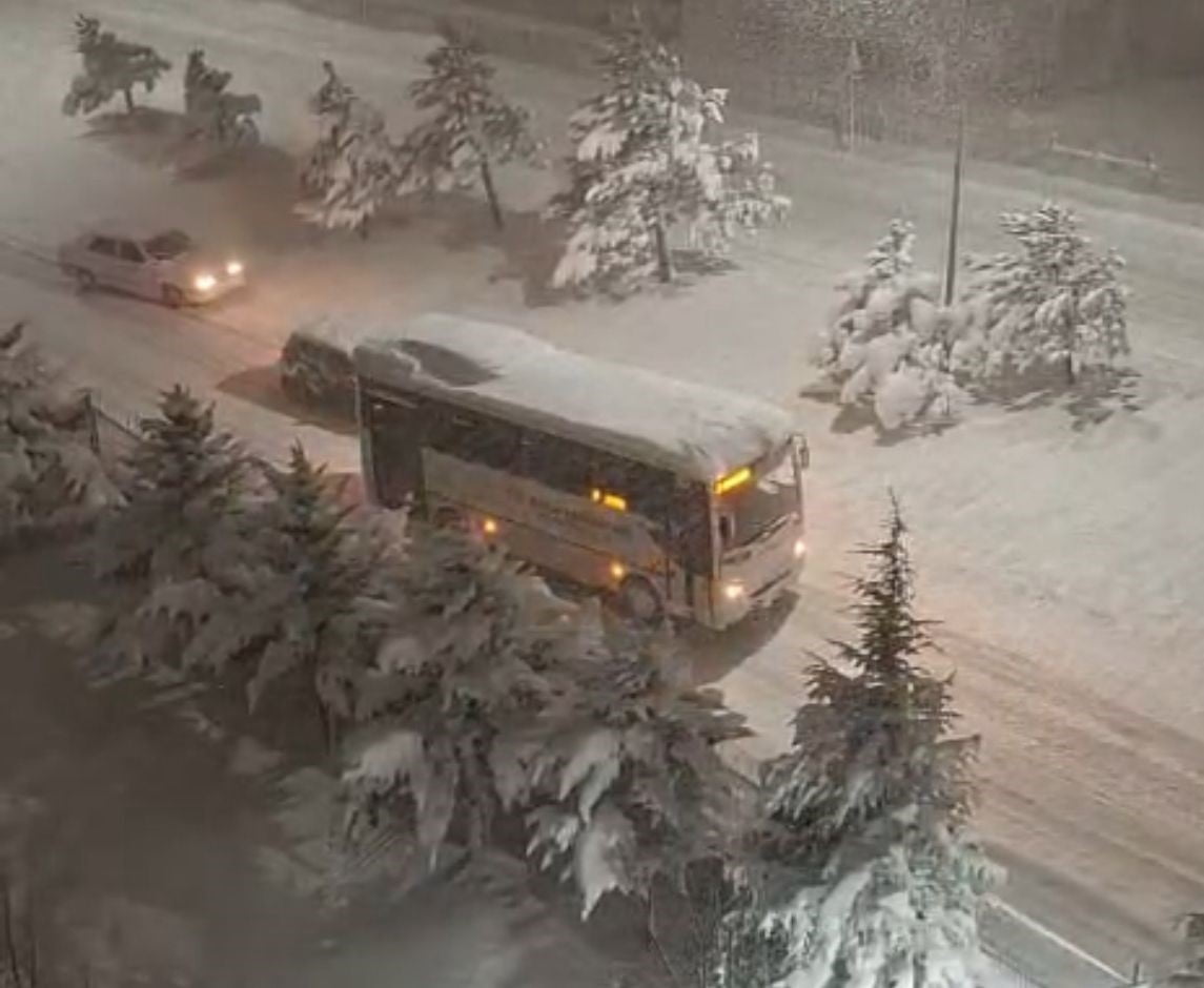BOLU’DA ETKİSİNİ ARTIRAN YOĞUN KAR YAĞIŞI, KENT MERKEZİNDE HAYATI FELÇ ETTİ. KAR KALINLIĞININ 30...