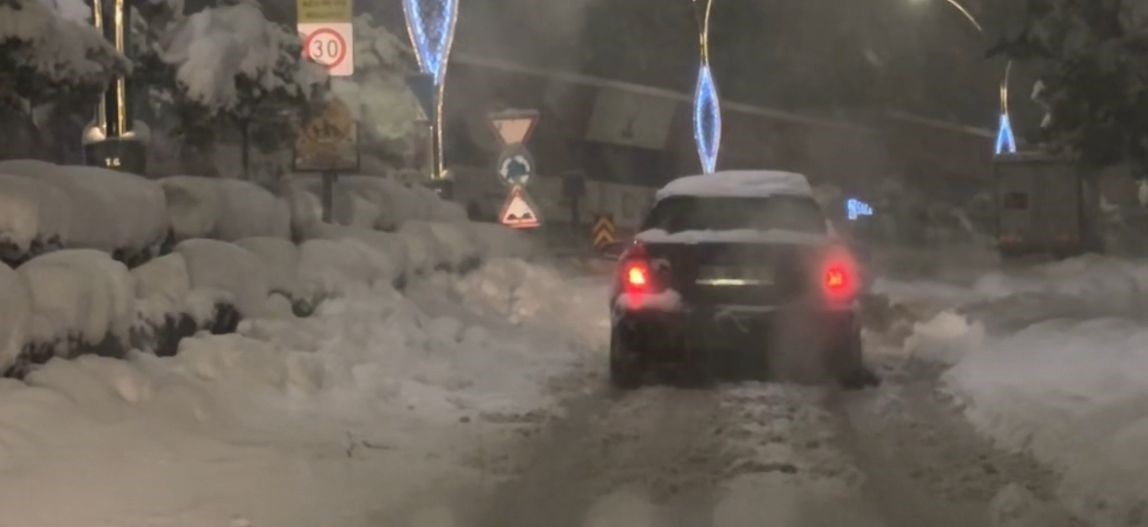 BOLU’DA ETKİSİNİ ARTIRAN YOĞUN KAR YAĞIŞI, KENT MERKEZİNDE HAYATI FELÇ ETTİ. KAR KALINLIĞININ 30...