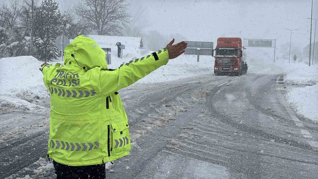 BOLU’DA ETKİSİNİ ARTIRAN YOĞUN KAR YAĞIŞI NEDENİYLE  AĞIR TONAJLI ARAÇLARIN TRAFİĞİNE KAPATILAN...