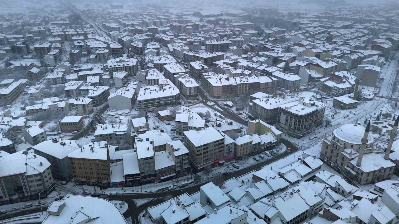 BOLU’DA GECE SAATLERİNDE ETKİLİ OLAN KAR YAĞIŞI SONRASI KENT MERKEZİ BEYAZA BÜRÜNDÜ.