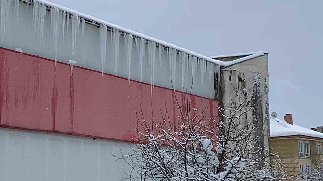 BOLU’DA GÜNLERDİR ETKİLİ OLAN YOĞUN KAR YAĞIŞI VE ARDINDAN ETKİLİ OLAN SOĞUK HAVA, KENT GENELİNDE...
