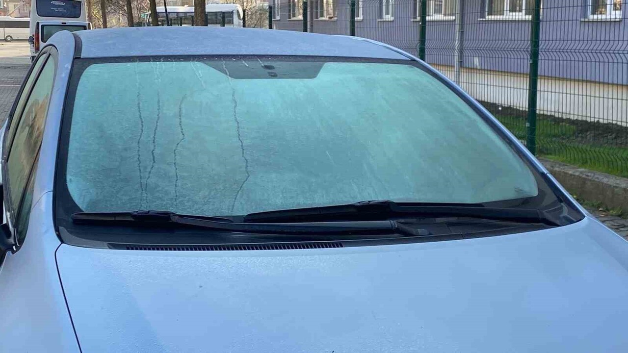 BOLU’DA HAVA SICAKLIĞININ SIFIRIN ALTINA DÜŞMESİYLE SABAH SAATLERİNDE ARAÇLARIN CAMLARI BUZ...