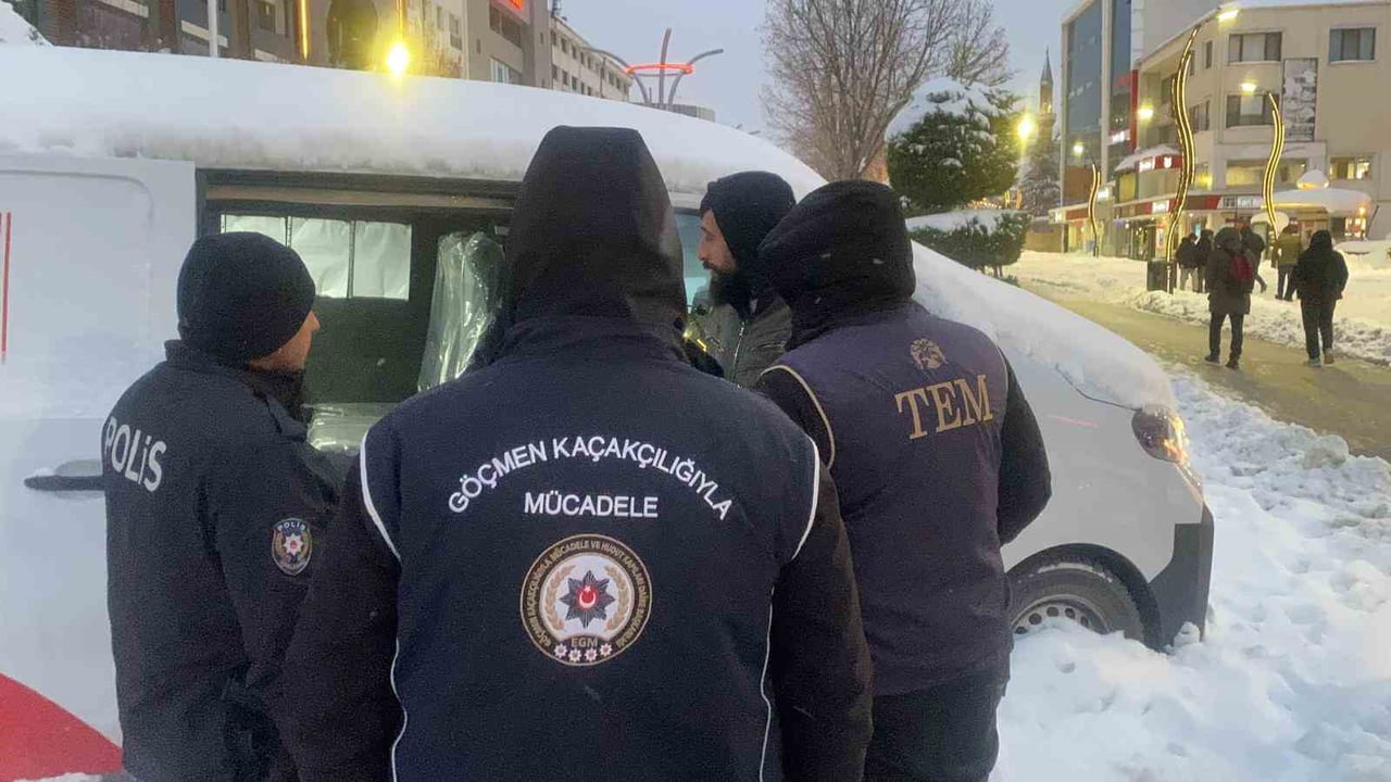 BOLU’DA YILBAŞINA SAATLER KALA GÖÇMEN KAÇAKÇILIĞIYLA MÜCADELE ŞUBE MÜDÜRLÜĞÜ, ASAYİŞ MÜDÜRLÜĞÜ VE...