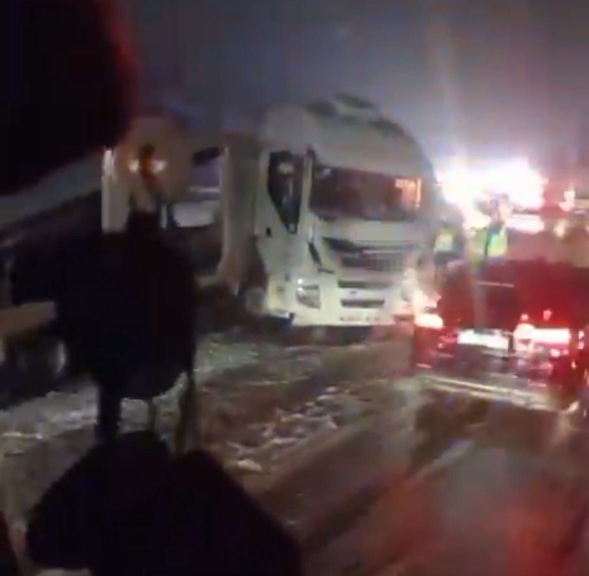 BOLU DAĞI'NDA ETKİLİ OLAN YOĞUN KAR YAĞIŞI NEDENİYLE TEM OTOYOLU BOLU DAĞI TÜNELİ ÇIKIŞINDA 6...