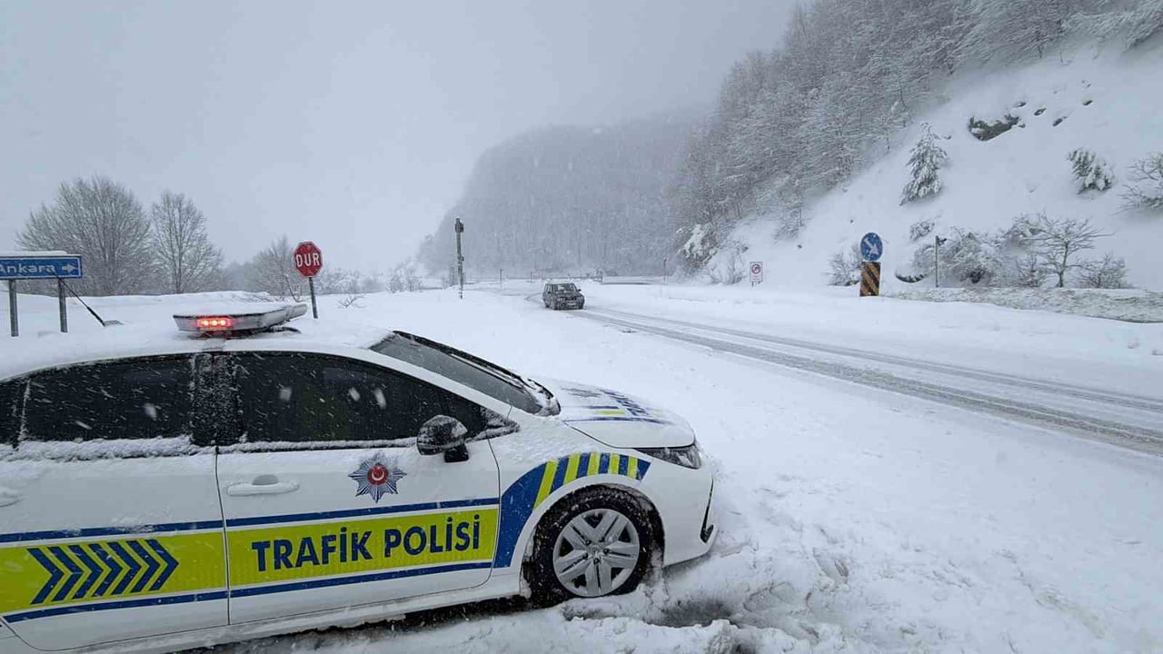 BOLU DAĞI’NDA ETKİLİ OLAN KAR YAĞIŞI NEDENİYLE ULAŞIMDA AKSAMALAR YAŞANIYOR. YOĞUN YAĞIŞ SEBEBİYLE...