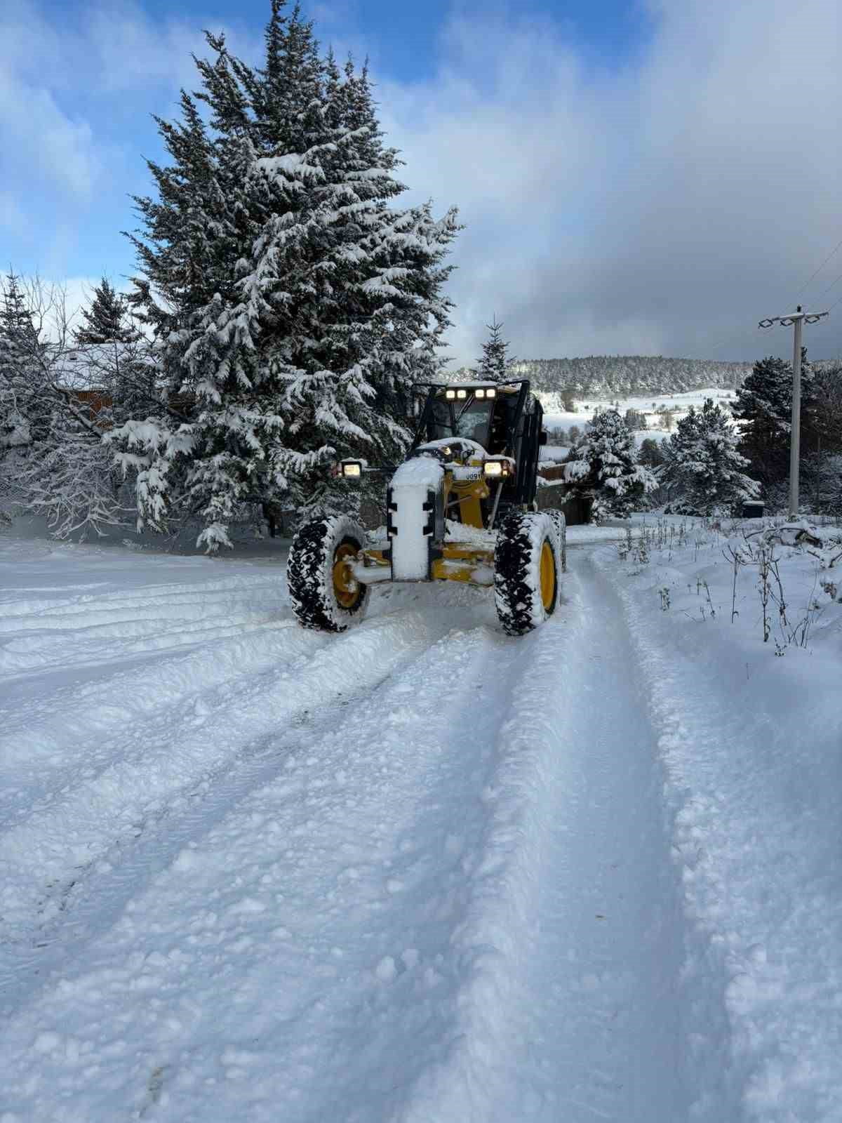 BOLU GENELİNDE ETKİLİ OLAN KAR YAĞIŞINA KARŞI İL ÖZEL İDARESİ EKİPLERİ 61 ARAÇ VE 116 PERSONELLE...