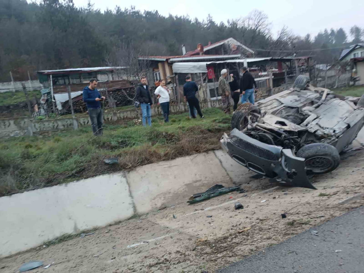 BOLU-MUDURNU KARA YOLUNDA KONTROLDEN ÇIKAN BİR OTOMOBİL TAKLA ATTI. MEYDANA GELEN KAZADA 2 KİŞİ...