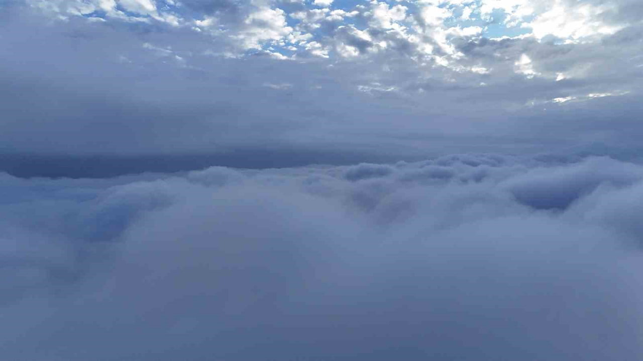 BOLU’NUN DOĞA HARİKASI ABANT GÖLÜ MİLLİ PARKI, DAĞLARIN ETEKLERİNİ KAPLAYAN KAR VE GÖL ÜZERİNE...