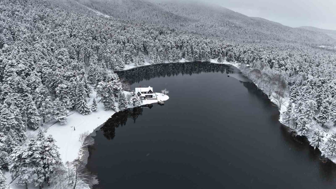 BOLU’NUN DOĞA HARİKASI GÖLCÜK TABİAT PARKI, KAR YAĞIŞININ ARDINDAN BEYAZ GELİNLİĞİNİ...