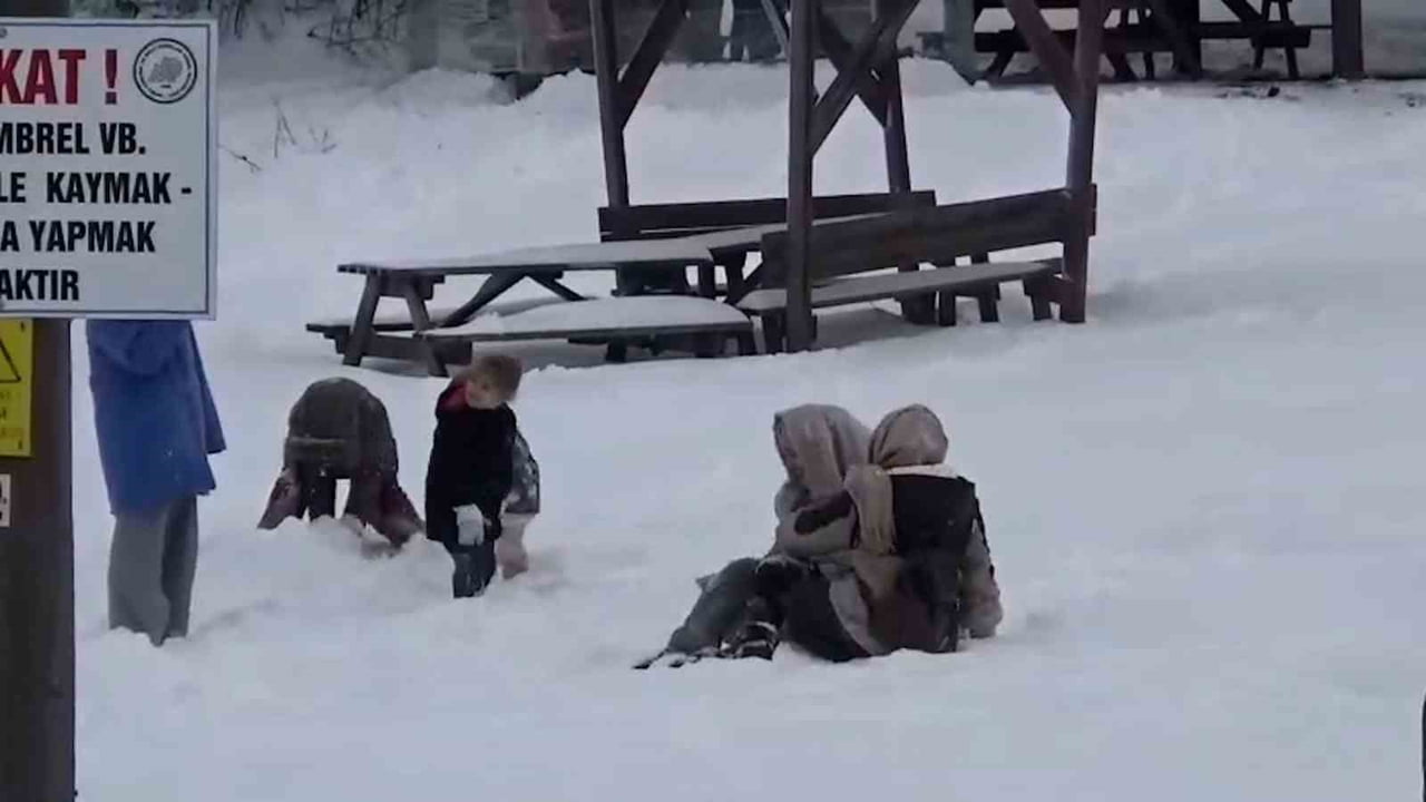 BOLU’NUN DOĞAL GÜZELLİKLERİYLE ÜNLÜ ABANT GÖLÜ MİLLİ PARKI, KAR YAĞIŞININ ARDINDAN TAMAMEN BEYAZA...