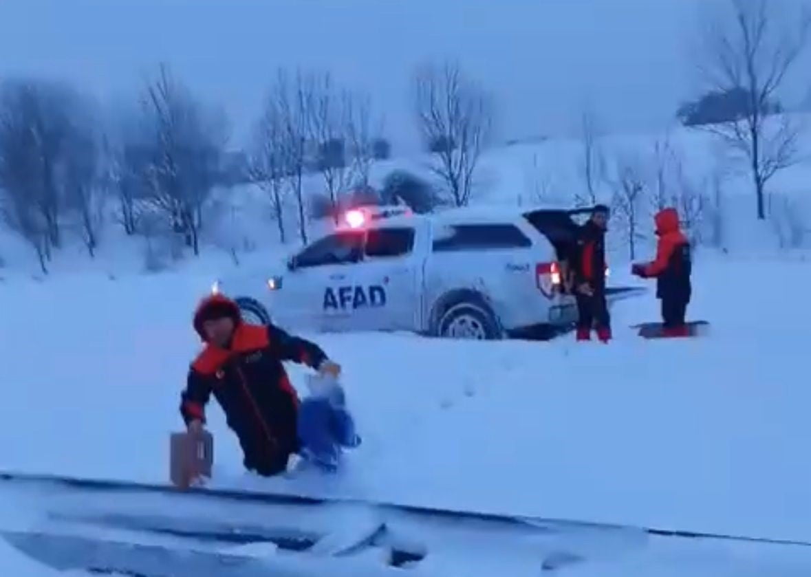 BOLU’NUN GEREDE İLÇESİNDE ETKİLİ OLAN YOĞUN KAR YAĞIŞI NEDENİYLE TIR MAKASLAMALARI SONUCUNDA...
