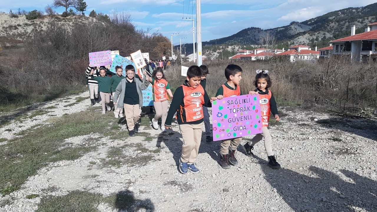 BOLU’NUN MUDURNU İLÇESİNDE EROZYON FARKINDALIK YÜRÜYÜŞÜ DÜZENLEYEN İLKOKUL ÖĞRENCİLERİ, TOPRAK VE...