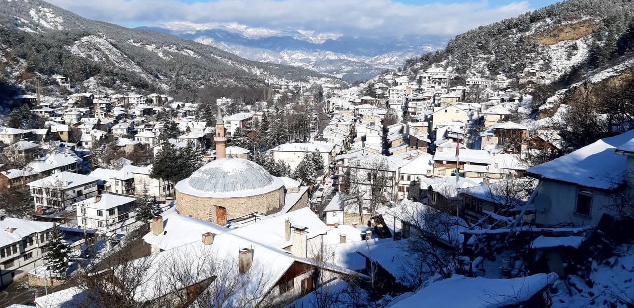 BOLU’NUN TARİHİ DOKUSUYLA ÜNLÜ MUDURNU İLÇESİ, GECE SAATLERİNDE ETKİLİ OLAN KAR YAĞIŞININ ARDINDAN...