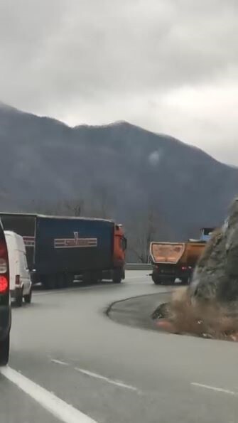 BORÇKA-ARTVİN YOLUNDA TIR SÜRÜCÜSÜNÜN TRAFİK KURALLARINI HİÇE SAYAN HATALI SOLLAMASI, ŞANS ESERİ...