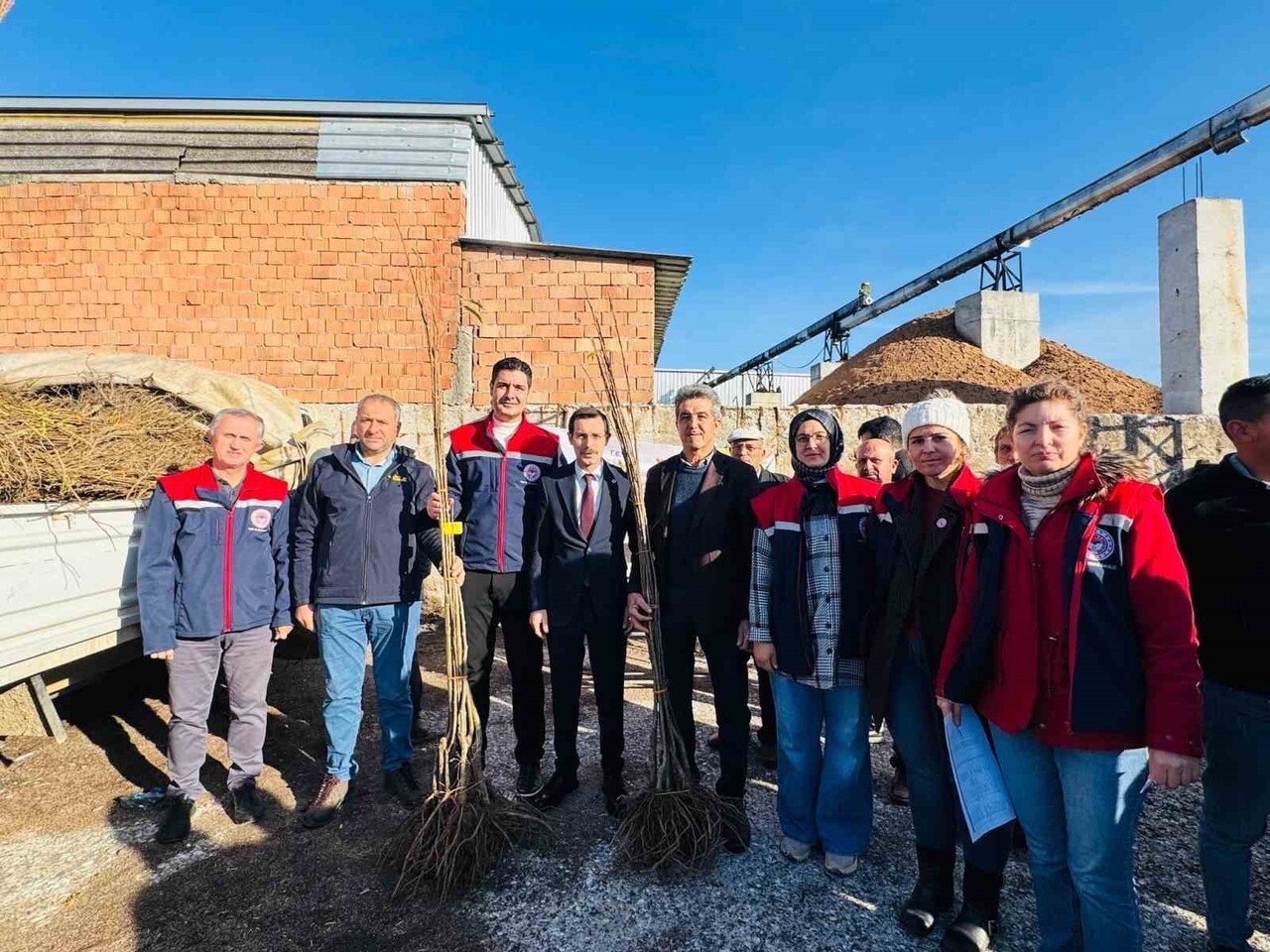 BOZDOĞAN’DA 8 BİN 700 ADET FİDAN DAĞITILDI