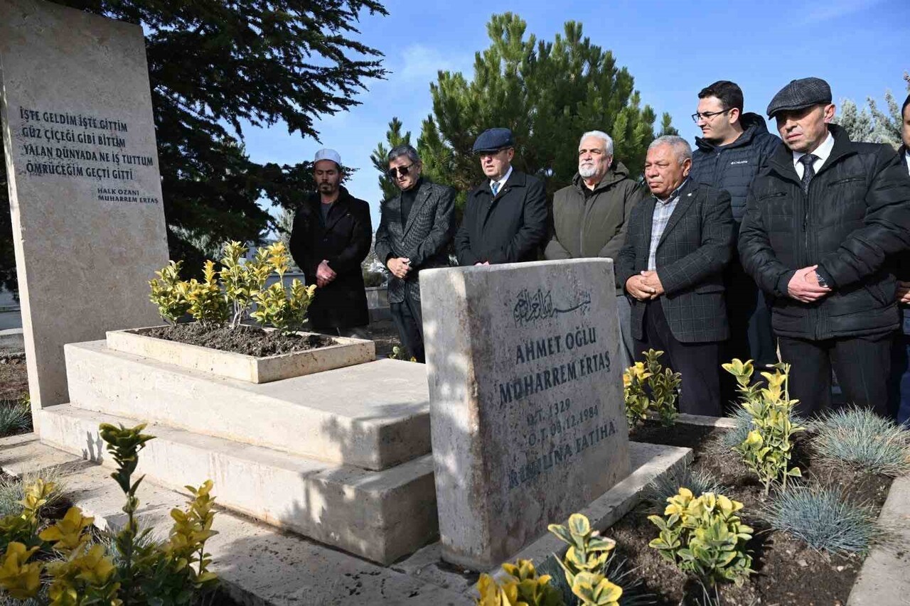 BOZLAK USTASI VE MERHUM NEŞET ERTAŞ'IN BABASI MUHARREM ERTAŞ, ÖLÜM YILDÖNÜMÜNDE MEZARI BAŞINDA...