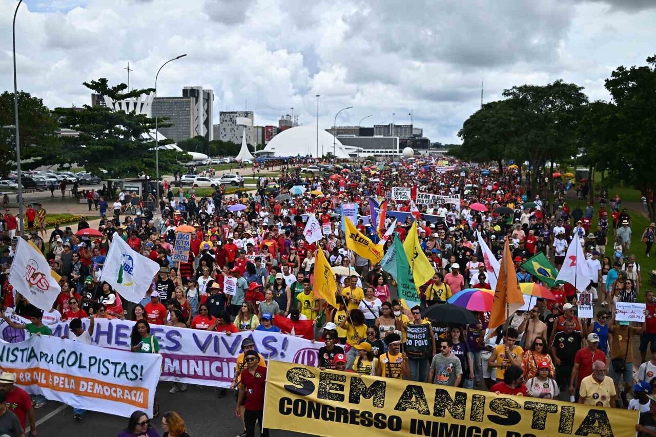 BREZİLYA'DA BİNLERCE KİŞİ, ESKİ DEVLET BAŞKANI JAİR BOLSONARO VE DESTEKÇİLERİ İÇİN HAPİS...