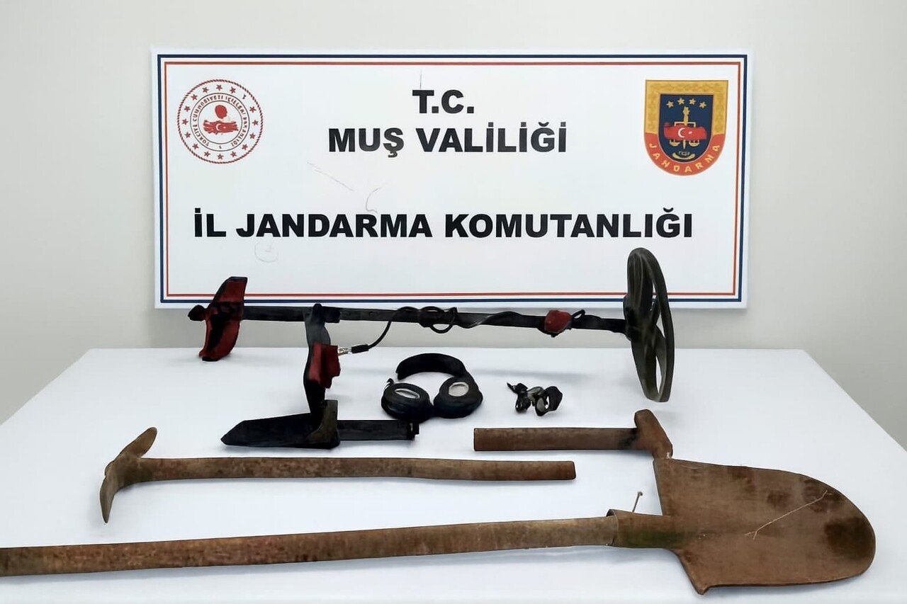 BULANIK İLÇESİNDE SİT ALANINDA KAÇAK KAZI YAPAN 3 KİŞİ JANDARMA EKİPLERİNCE SUÇÜSTÜ...